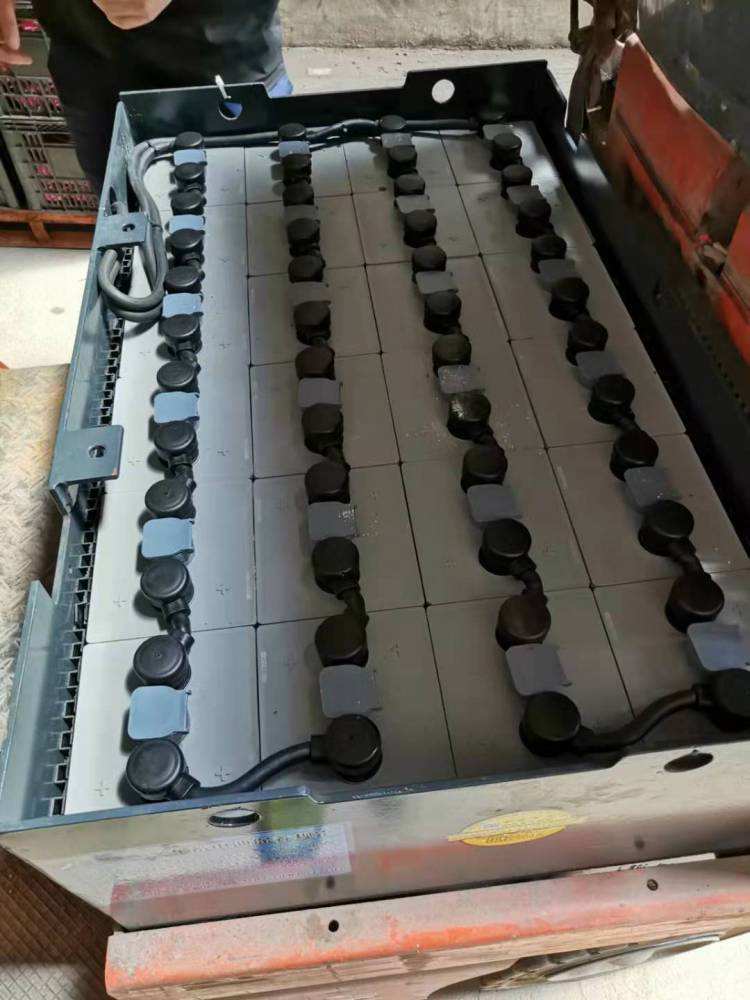 潍坊饲料厂杭叉蓄电池组安装照片